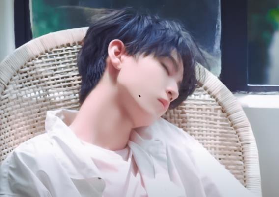 王俊凯睡觉的照片,梦回少年时光  第2张