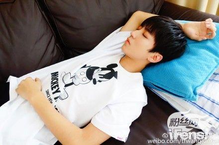 王俊凯睡觉的照片,梦回少年时光  第3张